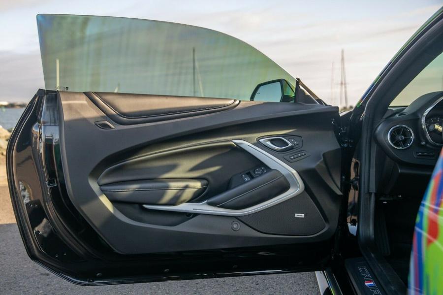 Детали интерьера Chevrolet Camaro 2SS Custom SEMA Car 2019 года  (фото 23 из 24)